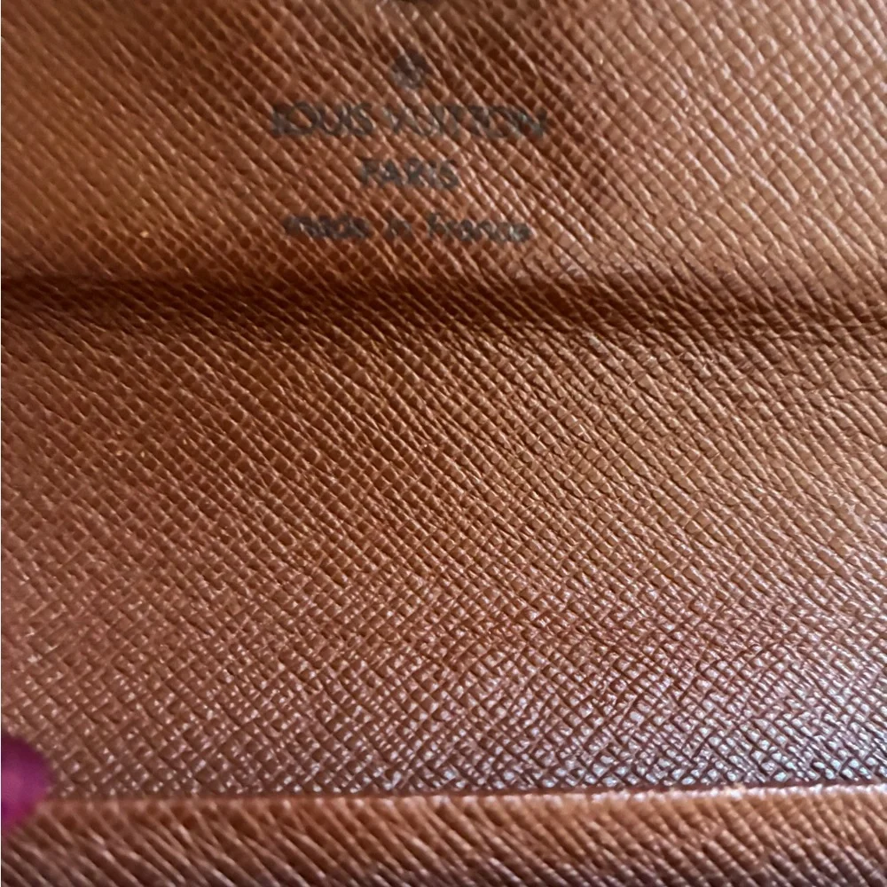 Louis Vuitton- Authentic 🍀 Large Brown Monogram Clutch - Picture 5 of 14